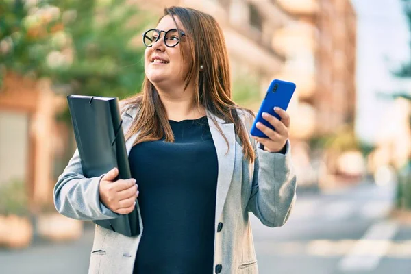 Ung Storlek Affärskvinna Med Smartphone Innehav Bindemedel Staden — Stockfoto