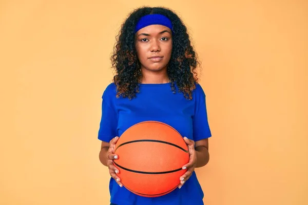 Jovem Afro Americana Segurando Bola Basquete Relaxado Com Expressão Séria — Fotografia de Stock