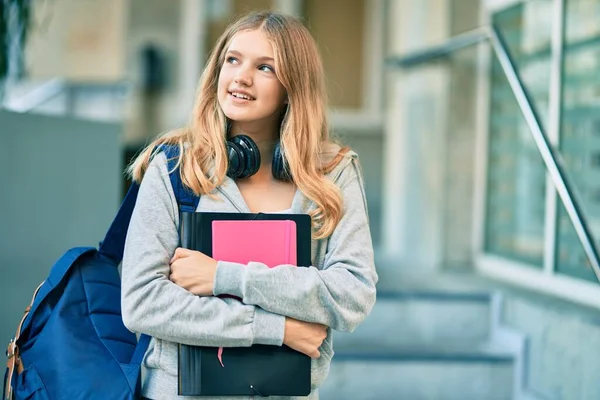 Όμορφη Καυκάσιος Φοιτητής Έφηβος Χαμογελά Χαρούμενος Χρησιμοποιώντας Ακουστικά Στην Πόλη — Φωτογραφία Αρχείου