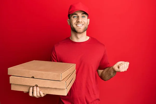 Fiatal Fehér Férfi Tartja Szállítás Pizza Doboz Sikoltozik Büszke Ünnepli — Stock Fotó