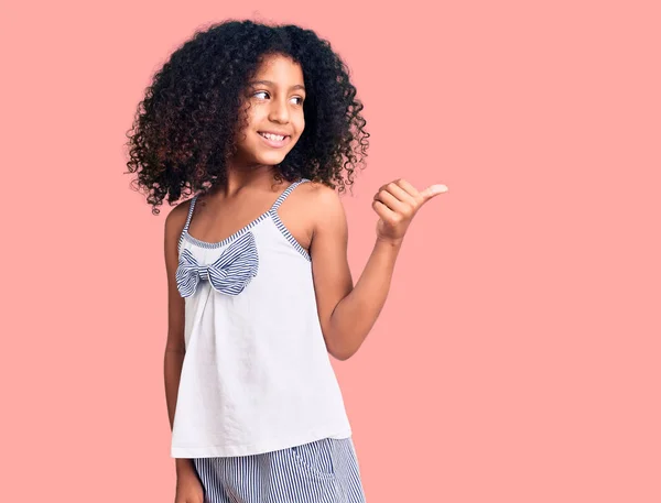 Niño Afroamericano Con Pelo Rizado Vistiendo Ropa Casual Sonriendo Con —  Fotos de Stock