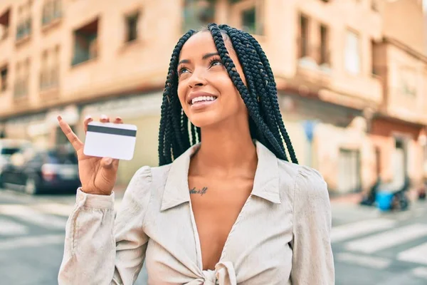 Joven Afroamericana Americana Sonriendo Feliz Sosteniendo Tarjeta Crédito Caminando Ciudad — Foto de Stock