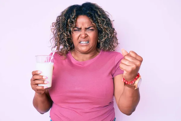 Jonge Afrikaans Amerikaanse Size Vrouw Drinken Van Glas Melk Geïrriteerd — Stockfoto