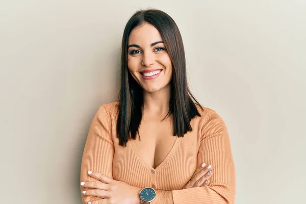 Jovem Morena Vestindo Roupas Casuais Rosto Feliz Sorrindo Com Braços — Fotografia de Stock