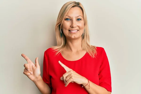 Mujer Caucásica Mediana Edad Vistiendo Ropa Casual Sonriendo Mirando Cámara — Foto de Stock