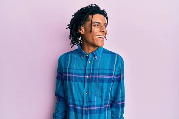 Jeune Homme Afro Américain Portant Des Vêtements Décontractés Regardant Côté — Photo