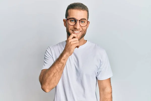 Gündelik Kıyafetler Gözlük Takan Genç Beyaz Adam Kameraya Kendinden Emin — Stok fotoğraf