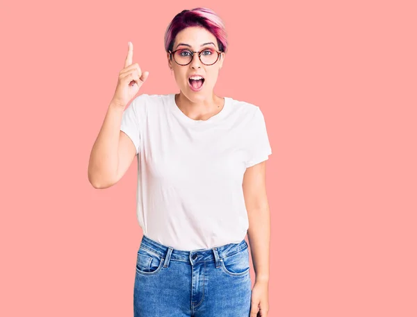 Joven Hermosa Mujer Con Pelo Rosa Con Ropa Casual Gafas —  Fotos de Stock