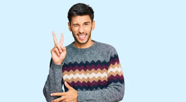 Ein Junger Gutaussehender Mann Lässigem Winterpullover Lächelt Mit Glücklichem Gesicht — Stockfoto