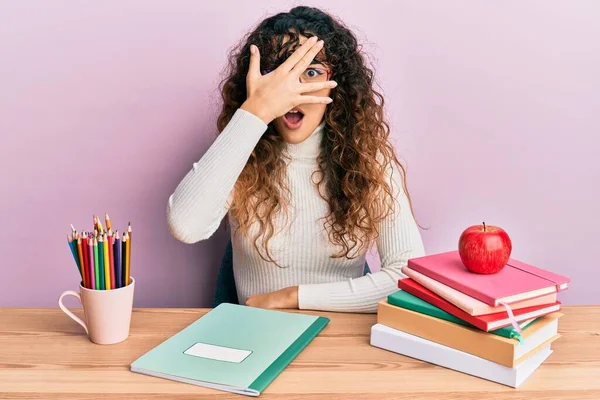 Jong Spaans Meisje Studeren Voor School Examen Gluren Shock Bedekking — Stockfoto