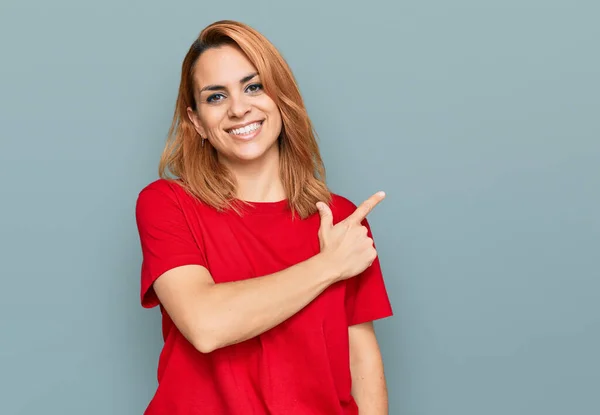 Spaanse Jonge Vrouw Draagt Casual Rood Shirt Vrolijk Met Een — Stockfoto