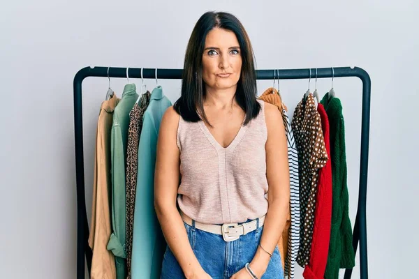 Donna Bruna Mezza Età Che Lavora Come Personal Shopper Professionista — Foto Stock