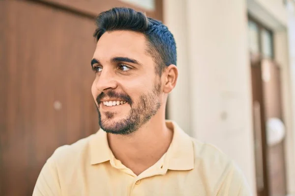 Junger Hispanischer Mann Lächelt Glücklich Durch Die Stadt — Stockfoto