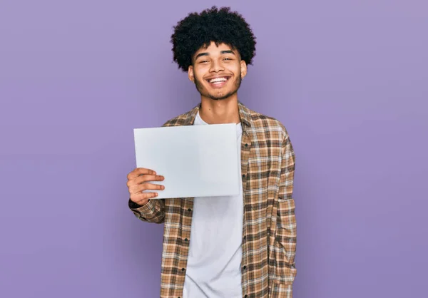 Ung Afrikansk Amerikansk Man Med Afro Hår Hålla Tom Banner — Stockfoto