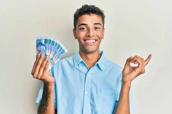 Joven Hombre Afroamericano Guapo Sosteniendo Billetes Sudafricanos 100 Rand Sonriendo — Foto de Stock