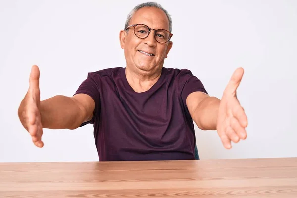 Hombre Guapo Mayor Con Pelo Gris Usando Ropa Casual Gafas — Foto de Stock