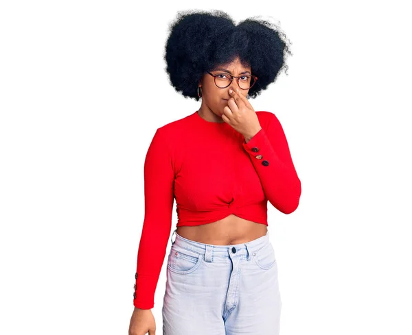 Νεαρή Αφροαμερικανή Που Φοράει Καθημερινά Ρούχα Και Γυαλιά Μυρίζοντας Κάτι — Φωτογραφία Αρχείου
