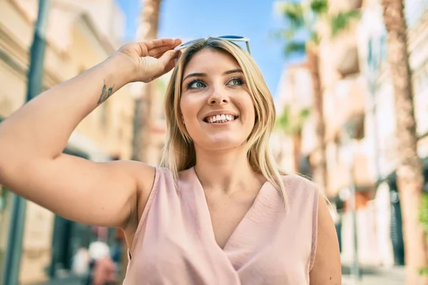 Joven Mujer Rubia Sonriendo Feliz Caminando Ciudad —  Fotos de Stock