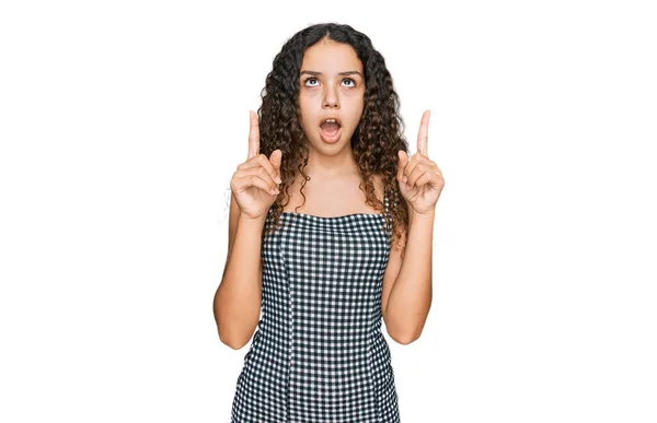 Adolescente Ragazza Ispanica Indossa Vestiti Casual Stupito Sorpreso Guardando Alto — Foto Stock