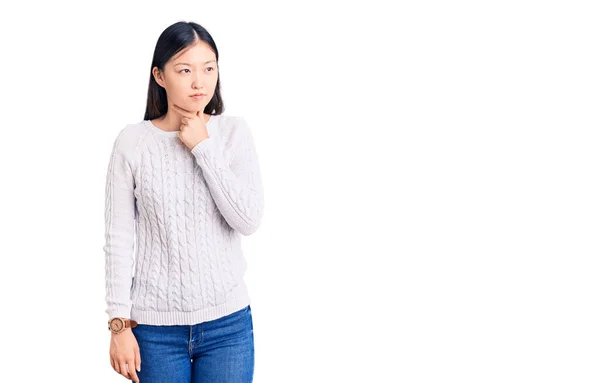 若い美しい中国の女性は 痛みを伴う首に触れるカジュアルなセーターを着て インフルエンザ 雲と感染症のための喉の痛み — ストック写真