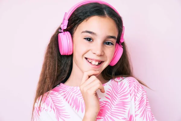 Linda Niña Hispana Escuchando Música Usando Auriculares Sonriendo Mirando Confiada —  Fotos de Stock