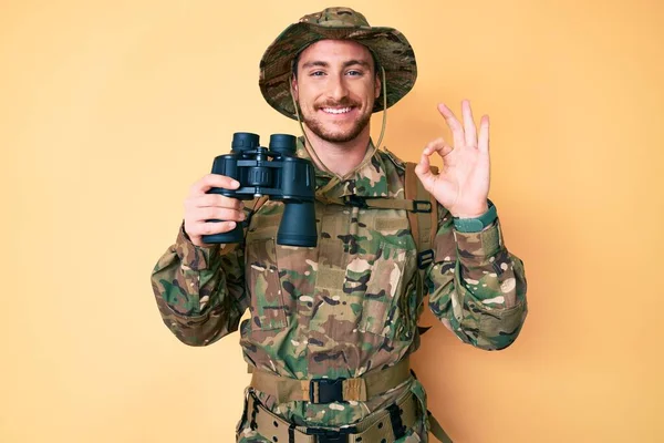 Ung Hvit Mann Med Kamuflasjeuniform Med Kikkerten Mellom Fingrene Smilende – stockfoto