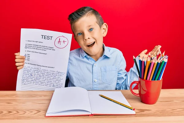 Bedårande Kaukasiskt Barn Håller Klarat Prov Sitter Bordet Firar Prestation — Stockfoto