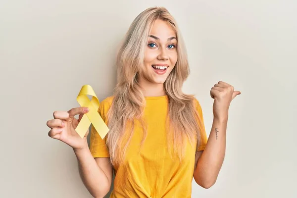 Όμορφη Καυκάσια Ξανθιά Κοπέλα Κρατώντας Την Πρόληψη Της Αυτοκτονίας Κίτρινη — Φωτογραφία Αρχείου
