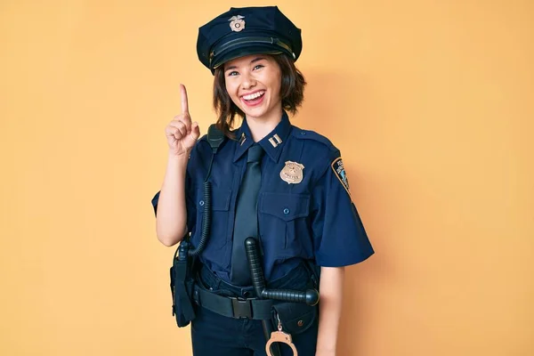 Młoda Piękna Kobieta Mundurze Policyjnym Pokazując Wskazując Palcem Numer Jeden — Zdjęcie stockowe