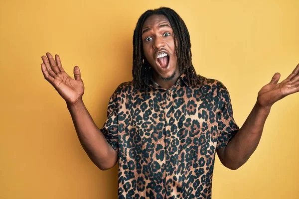 Африканский Американец Косичками Леопардовой Рубашке Изображением Животного Празднует Безумство Удивляется — стоковое фото