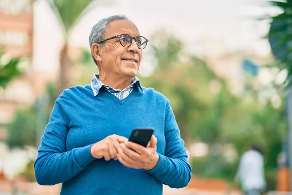 Starší Šedovlasý Muž Šťastně Usmívá Pomocí Smartphonu Městě — Stock fotografie