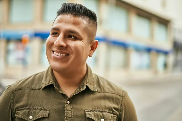 Giovane Uomo Latino Sorridente Felice Piedi Alla Città — Foto Stock