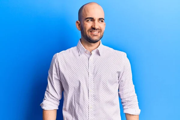 Joven Hombre Calvo Guapo Usando Camisa Elegante Mirando Lado Pose —  Fotos de Stock