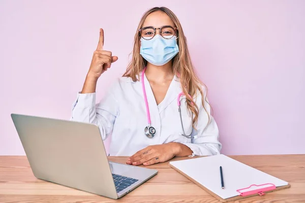 Ung Vacker Blond Kvinna Bär Läkare Uniform Och Medicinsk Mask — Stockfoto