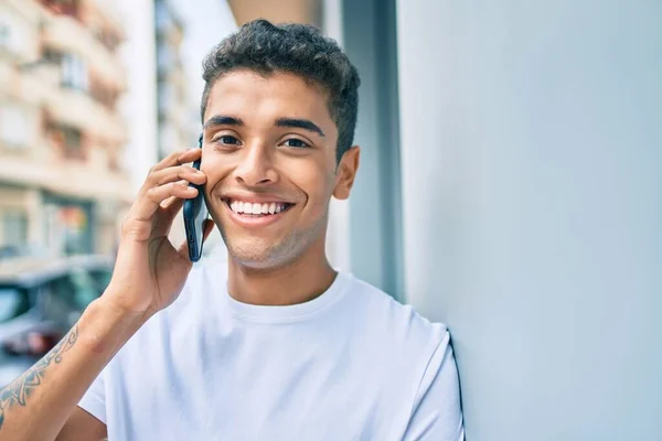 Junger Lateinischer Mann Lächelt Fröhlich Auf Dem Smartphone Der Stadt — Stockfoto