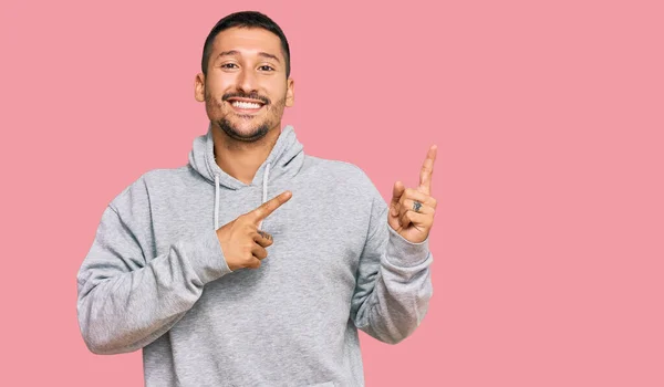 Hombre Guapo Con Tatuajes Con Sudadera Casual Sonriendo Mirando Cámara — Foto de Stock