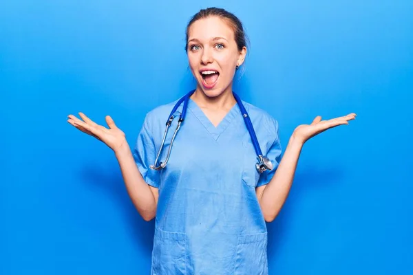 Mladá Blondýnka Nosí Lékařskou Uniformu Stetoskop Slaví Vítězství Šťastným Úsměvem — Stock fotografie