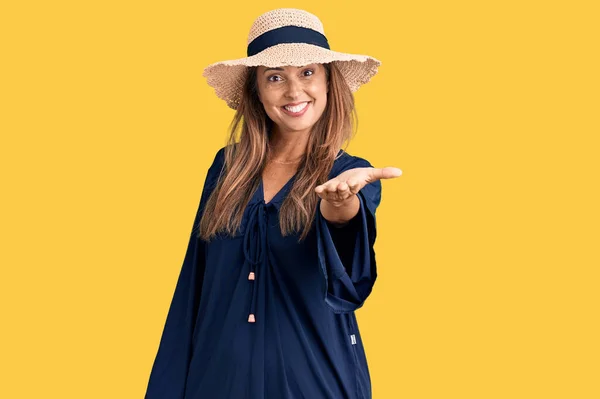 Mulher Hispânica Meia Idade Usando Chapéu Verão Sorrindo Oferta Amigável — Fotografia de Stock