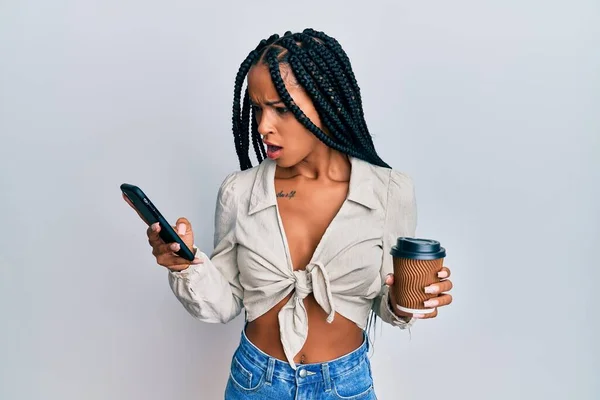 Mulher Hispânica Bonita Usando Smartphone Beber Uma Xícara Café Irritado — Fotografia de Stock