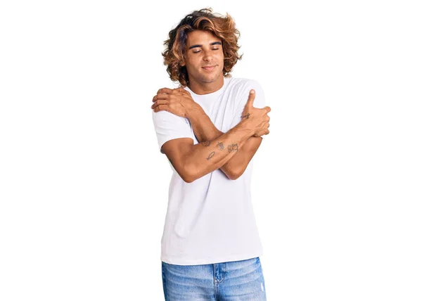Jeune Homme Hispanique Portant Shirt Blanc Décontracté Embrassant Heureux Positif — Photo