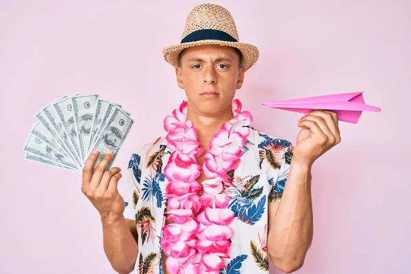 Ein Junger Hispanischer Junge Sommeranzug Der Dollars Und Papierflugzeuge Der — Stockfoto