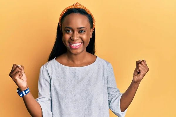 Jeune Femme Africaine Portant Des Vêtements Décontractés Sur Fond Jaune — Photo