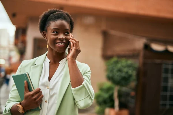 Mladá Africká Americká Obchodnice Úsměvem Šťastný Mluvení Smartphone Městě — Stock fotografie