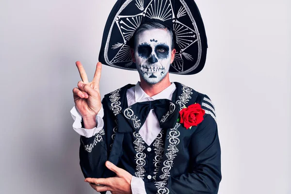 Mladý Muž Mexickém Dni Mrtvého Kostýmu Přes Bílý Úsměv Šťastným — Stock fotografie