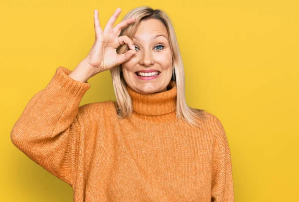 Kaukasische Frau Mittleren Alters Lässigem Winterpullover Tut Geste Mit Lächelnden — Stockfoto