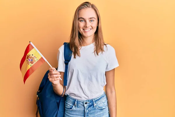 Krásná Blondýnka Žena Výměna Studentka Drží Španělskou Vlajku Hledá Pozitivní — Stock fotografie