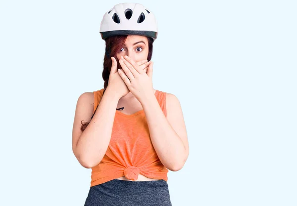 Junge Schöne Frau Mit Fahrradhelm Schockiert Mund Mit Händen Für — Stockfoto