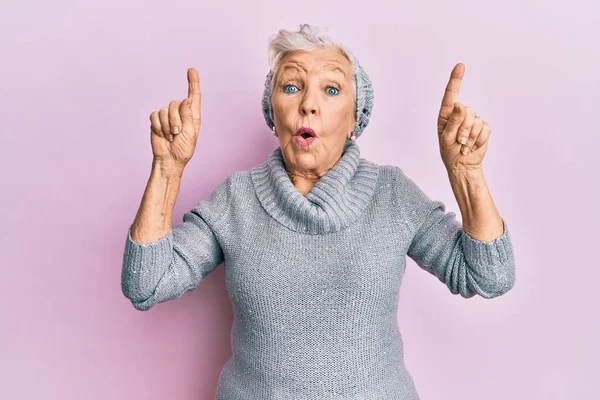 Starší Šedovlasá Žena Ukazující Vzhůru Prsty Vystrašenými Šokovanými Překvapením Užaslým — Stock fotografie