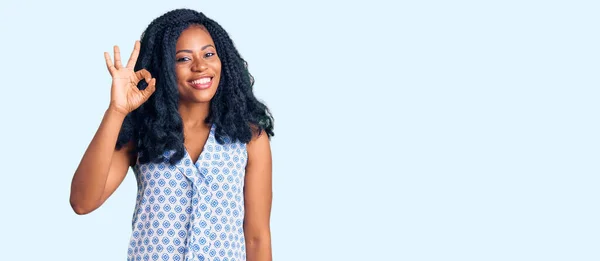 Krásná Africká Američanka Neformální Letní Košili Pozitivním Úsměvem Dělá Pořádku — Stock fotografie