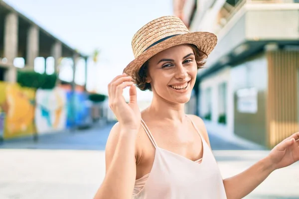 Joven Mujer Hispana Vacaciones Sonriendo Feliz Caminando Calle Ciudad —  Fotos de Stock